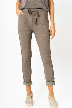 Front of the Ribbon Side Jegging from Look Mode in the color taupe