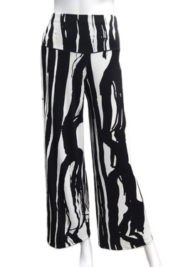 Front of the Printed Palazzo Pant from Eva Varro in the Salidad print
