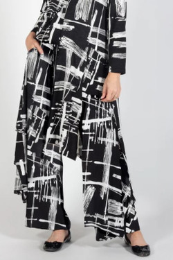 Front of the Graphic Print Pants with Pockets from Pure Essence style 257-2363 in the colors black and white