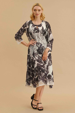 Front of the Textured Mesh Duster Cardigan style 125130 from Cativa in the colors black and white