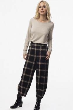 Front of the Cropped Plaid Tapered Pants style 702-2375 from Pure Essence in the black/beige print