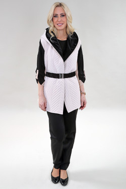 Front of the Reversible Puffer Vest with a Black Elastic Belt style C21 from Michael Tyler in the colors sand and black