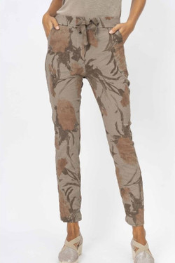Front of the Flower Print Jeggings style 21541 from Look Mode in the color taupe