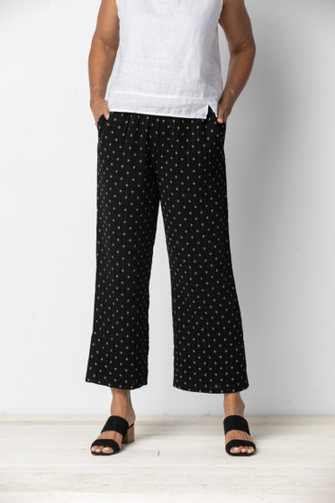 Front of the Printed Cropped Pants from Habitat in the color black