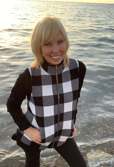Front of the Plaid Zip-Up Vest from Ethyl in the colors black and white