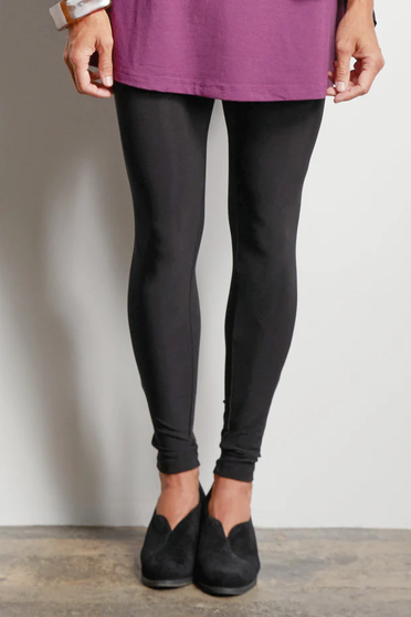 Front of the Foundation Knit Legging from Liv in the color black