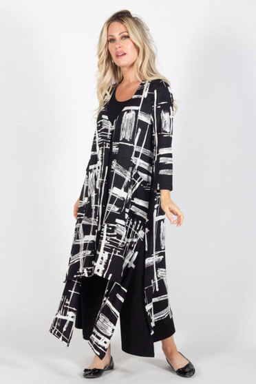 Front of the Graphic Print Duster from Pure Essence style 257-4934 in the colors black and white