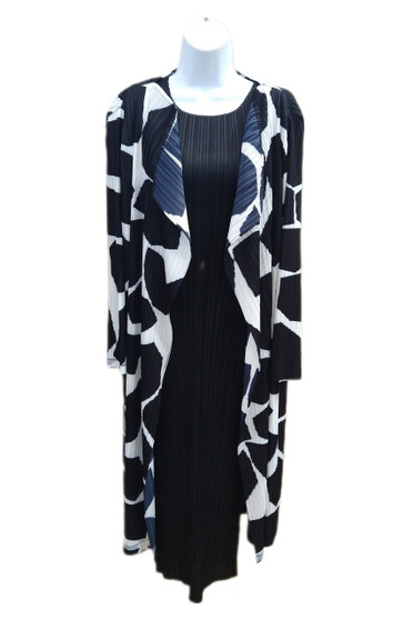 Front of the Printed Pleated Duster style MB157 from MC Oasis in the colors black and white