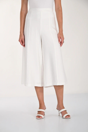 Front of the Cropped Wide Leg Culottes style 261113 from Frank Lyman in the color off-white