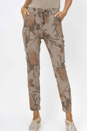 Front of the Flower Print Jeggings style 21541 from Look Mode in the color taupe