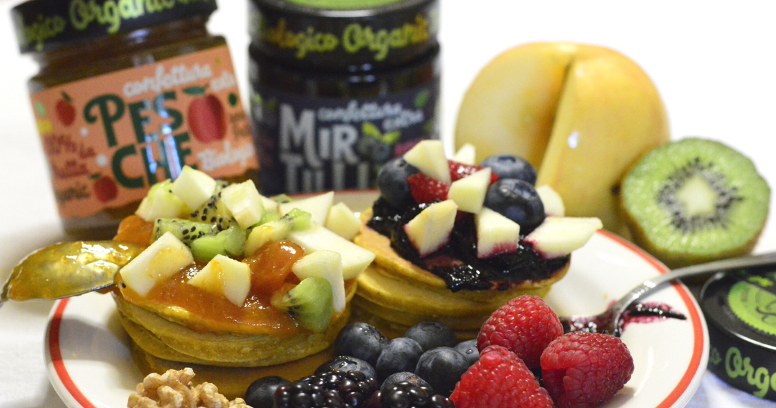 Pancakes fit con confetture di pesche e mirtilli