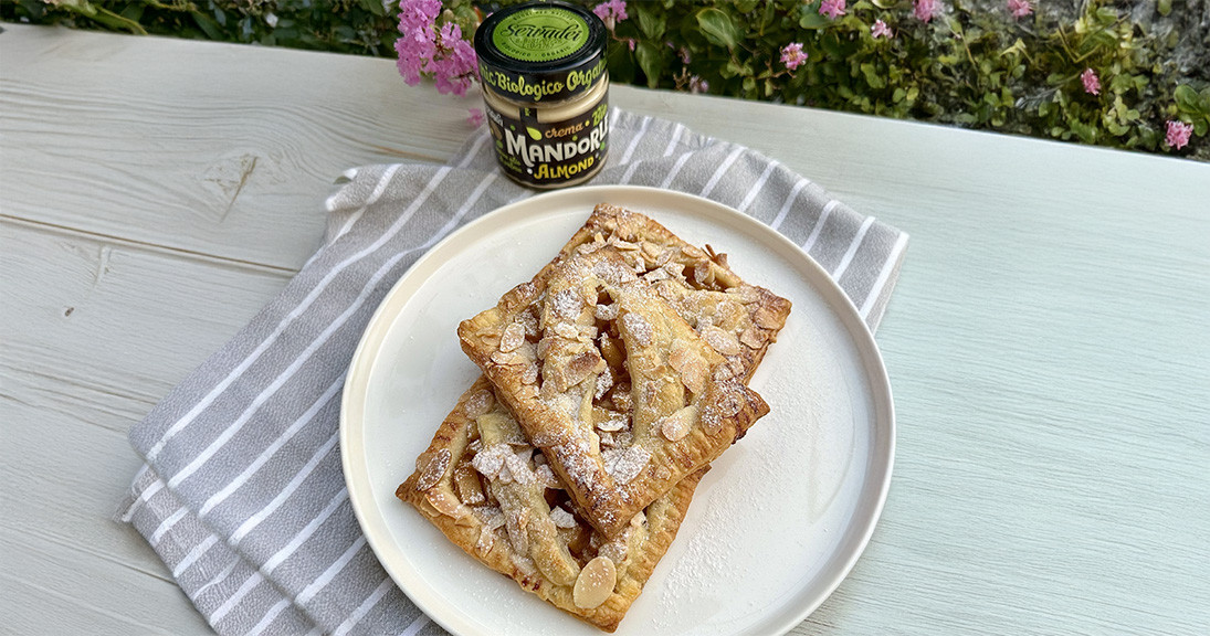 Sfogliatine di pasta sfoglia con mele e crema di mandorle