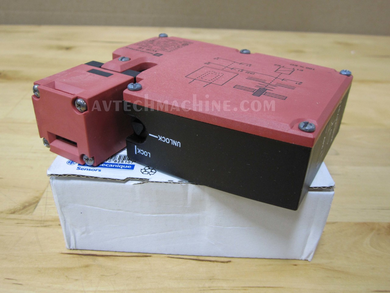 sw1173♪ XCSTE7311 Schneider Door Interlock Switch
