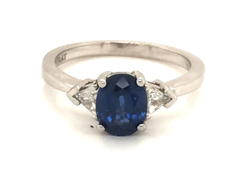 Plat oval Sapphire Trilliant diamond ring