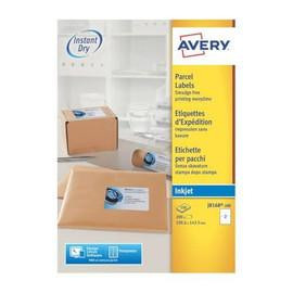 Avery Inkjet Parcel Labels QuickDry 199.6x143.5mm White, packaging box and two labels displayed on a desk, showing labels ready for printing, pack of 200 J8168-100.