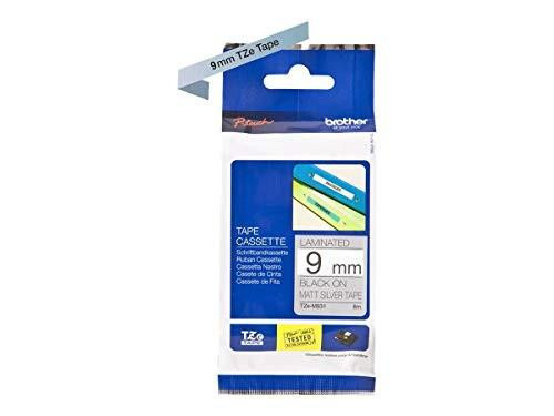 Brother TZe-M921 - Black on matte silver laminated tape roll, 0.9 cm x 8 m, in packaging for P-Touch label printers, featuring a blue box with product details and a sample of printed tape.