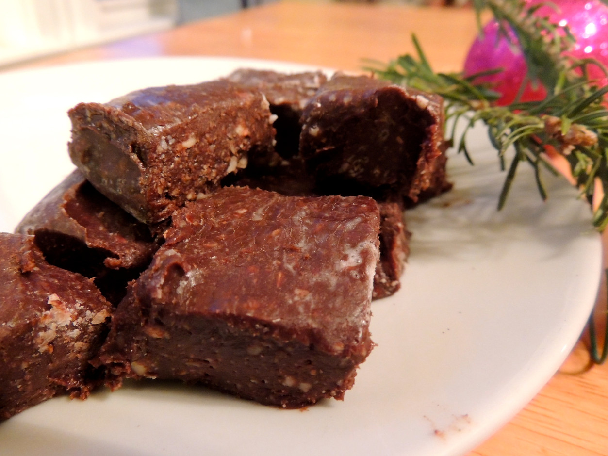 Easy Chocolate Coconut Oil Fudge Recipe
