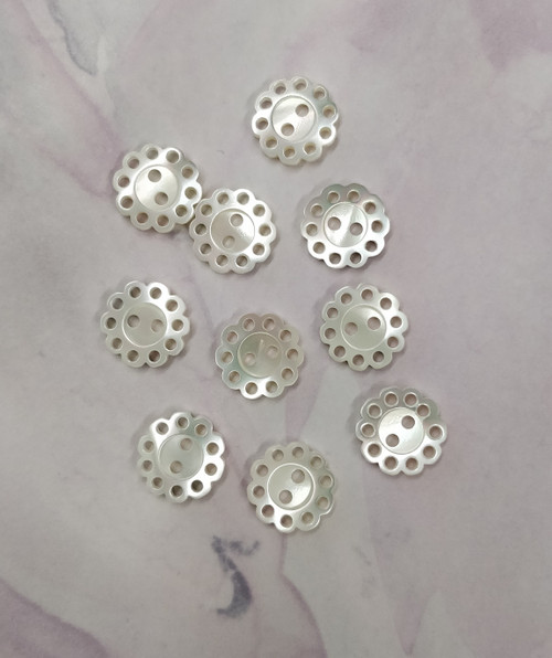 Beautiful mother of pearl button, Ideal for those special projects, In the design of a daisy with 2 holes, Size 18, 11 mm Priced per button