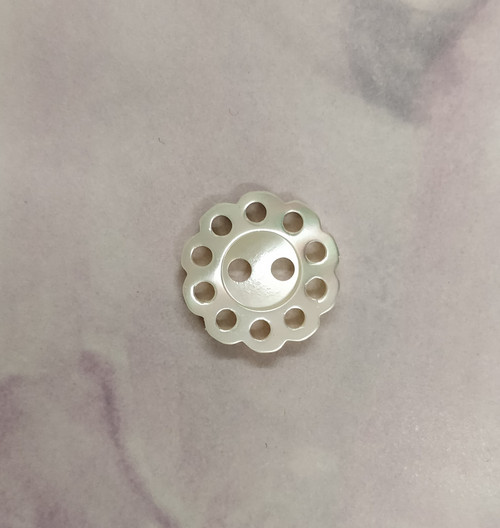 Beautiful mother of pearl button, Ideal for those special projects, In the design of a daisy with 2 holes, Size 18, 11 mm Priced per button