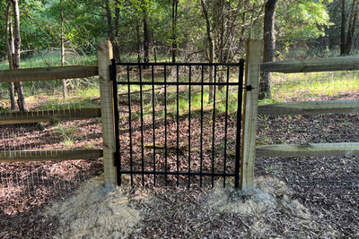 The Advantages of Using Aluminum Gates With Wood Fencing