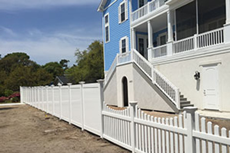 Seaside Sophistication: The Benefits of Vinyl Fences by the Ocean