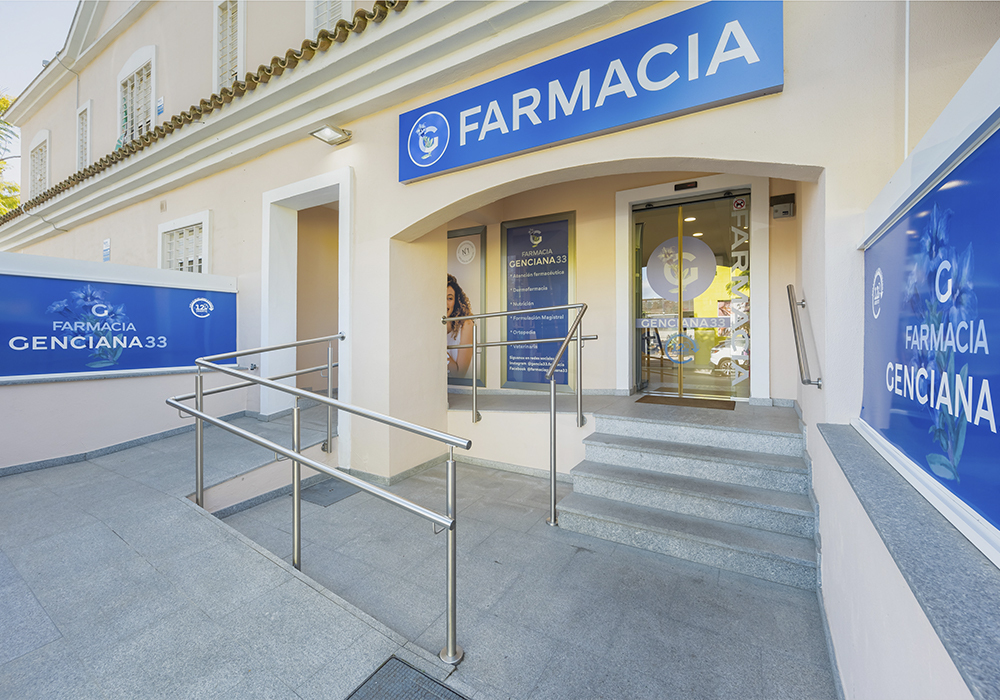 Entrada de Farmacia Genciana 33, en Dos Hermanas, Sevilla