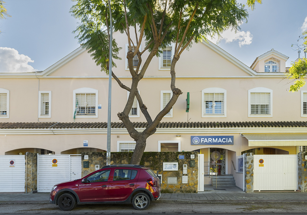 Exterior de la Farmacia Genciana 33, en Dos Hermanas, Sevilla