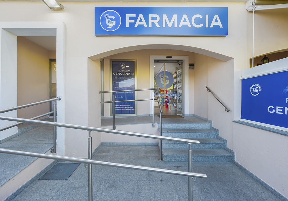 Fachada de la Farmacia Genciana 33, en Dos Hermanas, Sevilla