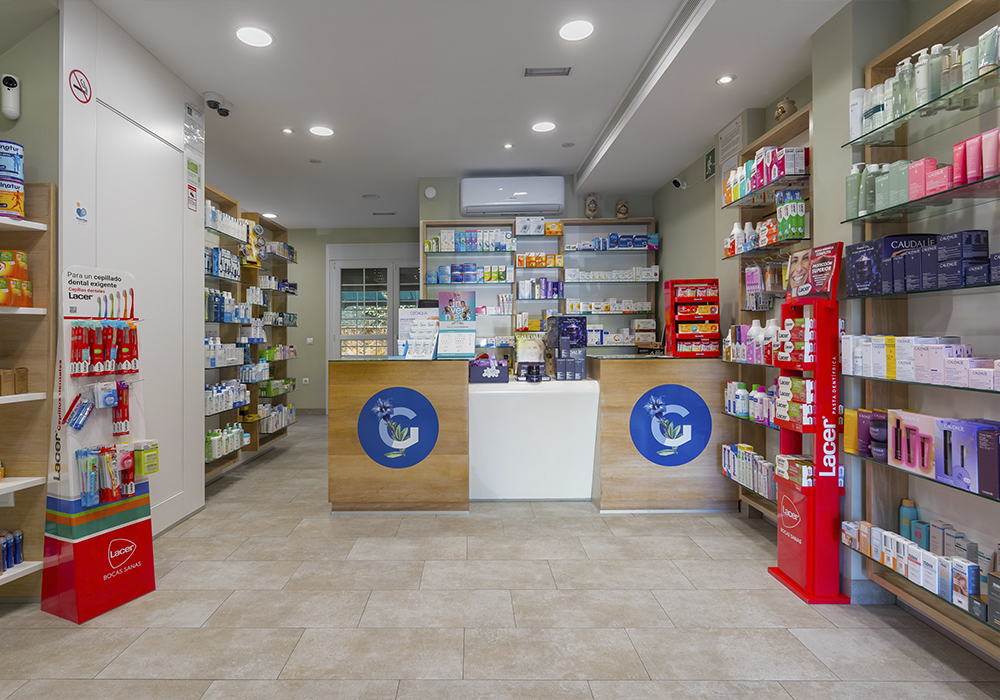 Interior de la Farmacia Genciana 33, en Dos Hermanas, Sevilla