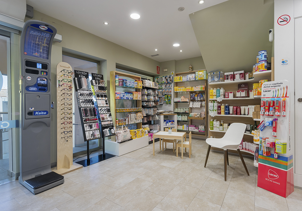 Zona infantil de Farmacia Genciana 33, en Dos Hermanas, Sevilla