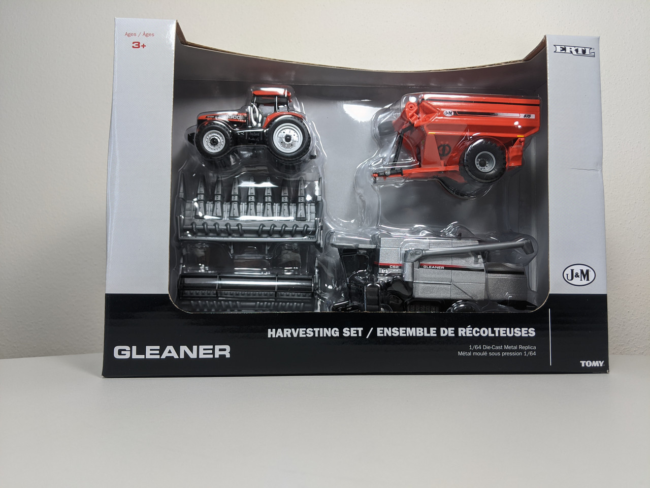 【海外限定】 Pc 3 AGCO 1:64 Harvesting J&M Tractor, DT200 AGCO with Set ミニカー