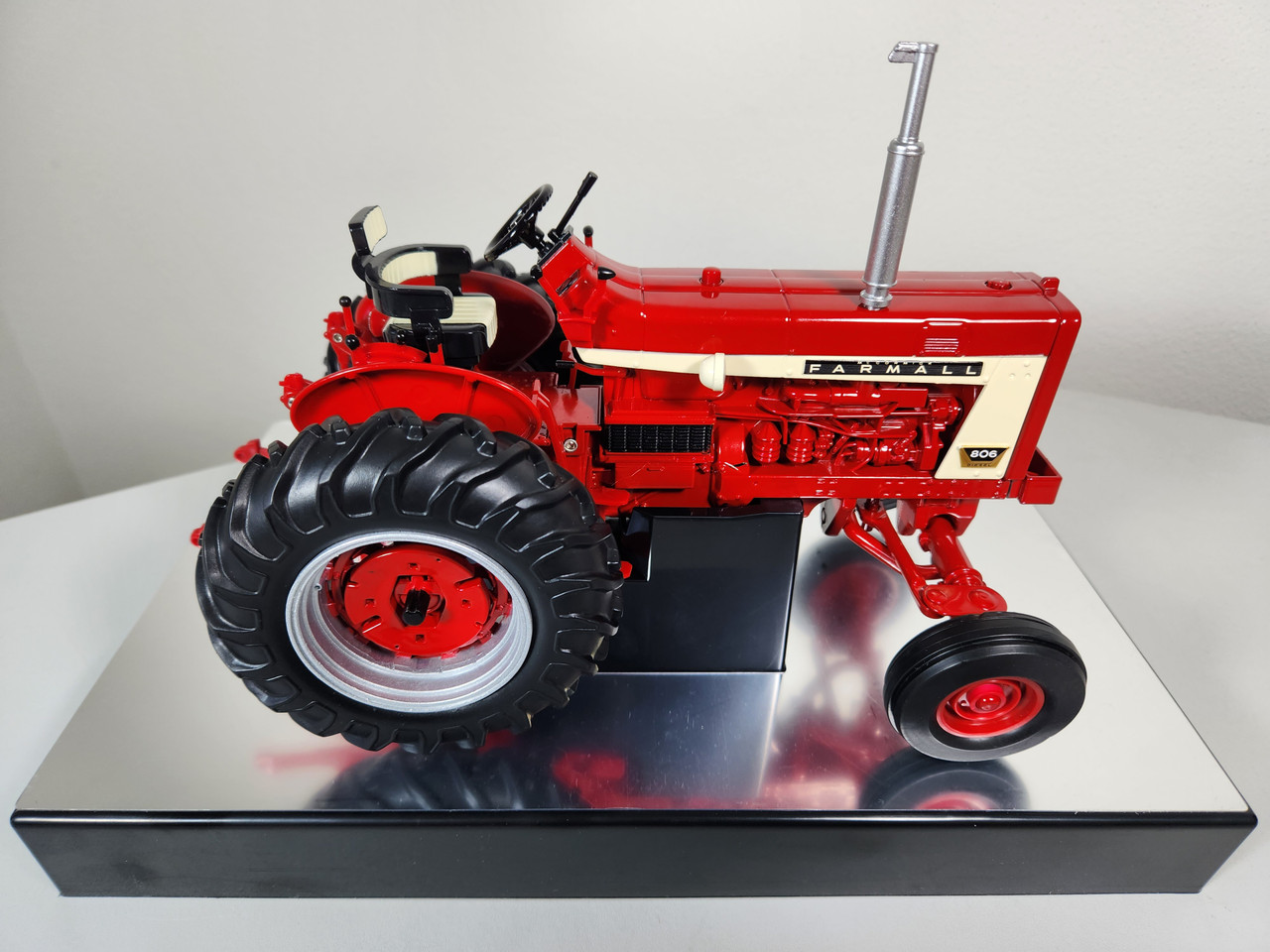 Farmall C ホワイトデモンストレーター トラクター 75周年記念 / ERTL 
