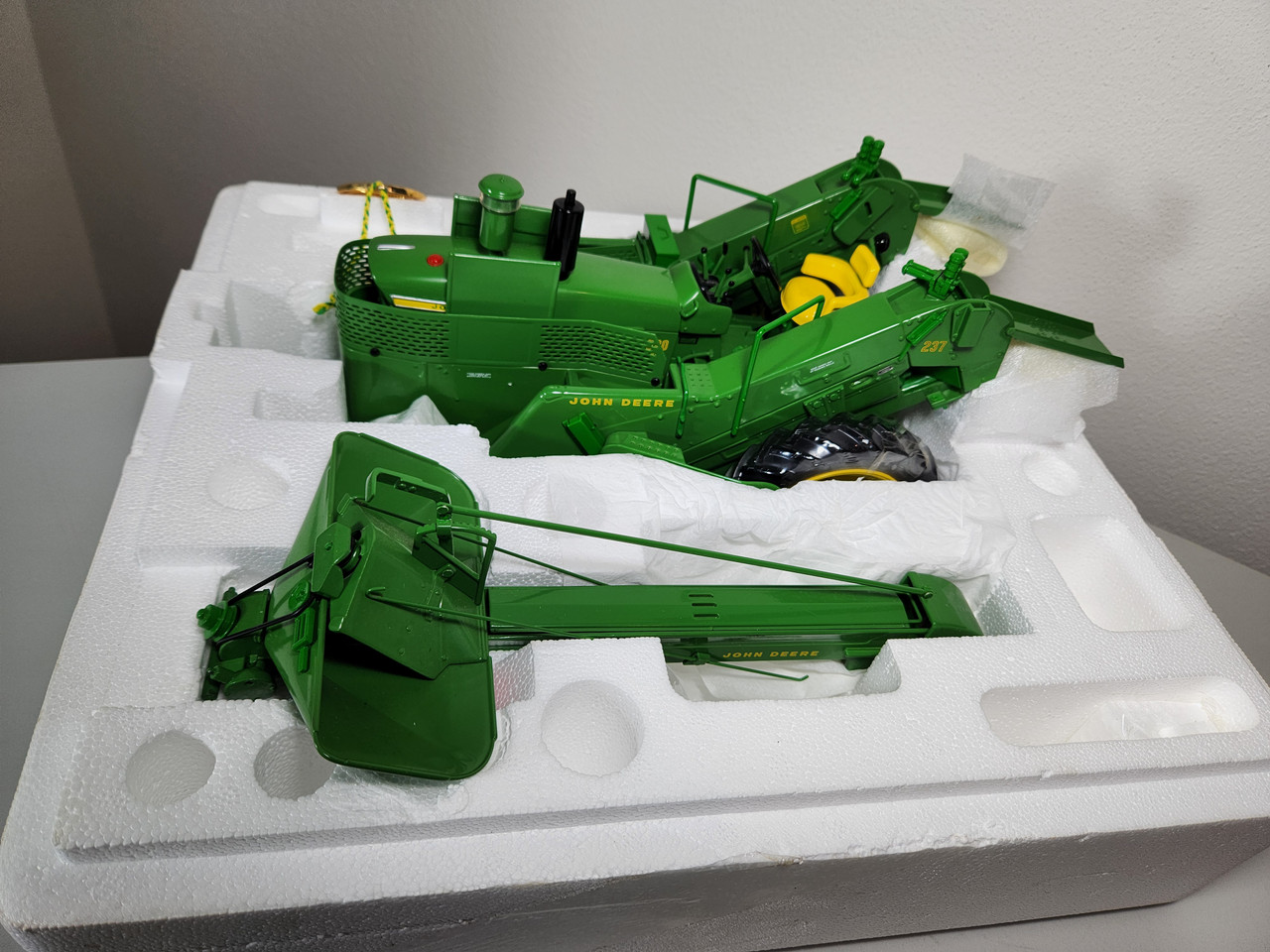 1:16 John Deere 4020 with 237 Corn Picker Precision Classics 14 by
