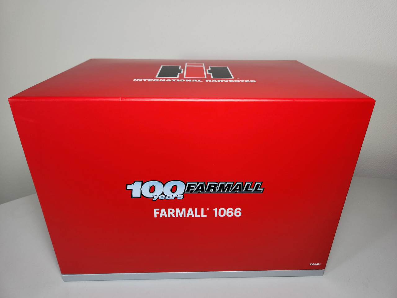 1:16 International Harvester Farmall 1066 with White Panel Decal