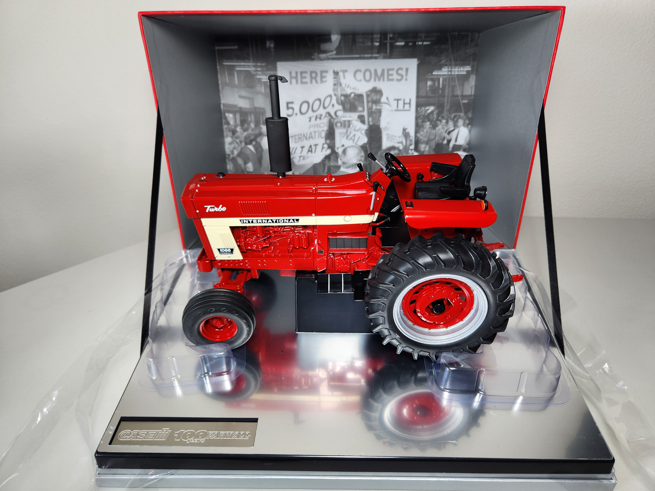 1:16 International Harvester Farmall 1066 with White Panel Decal