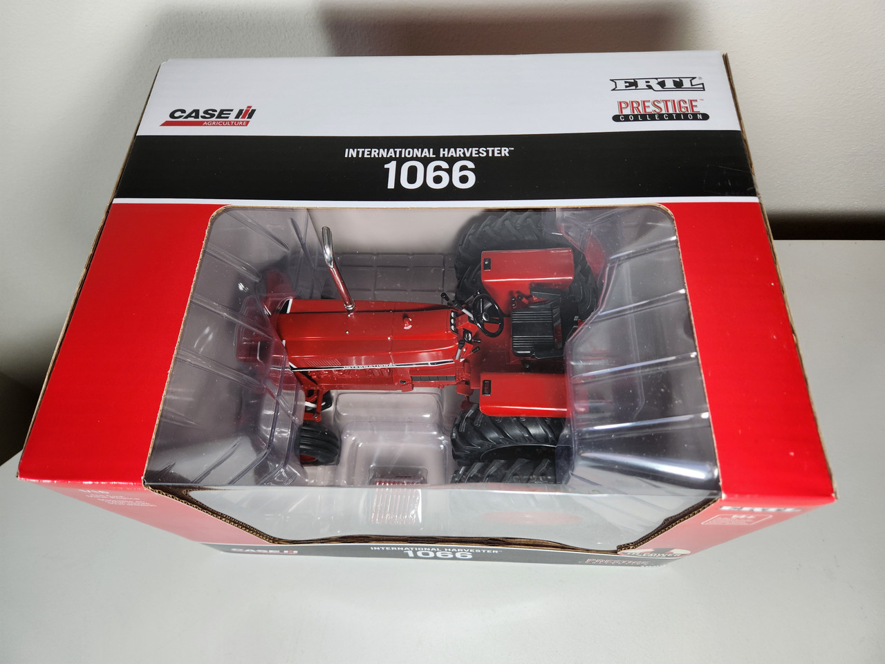 1:16 International Harvester 1066 with Duals, Open Station