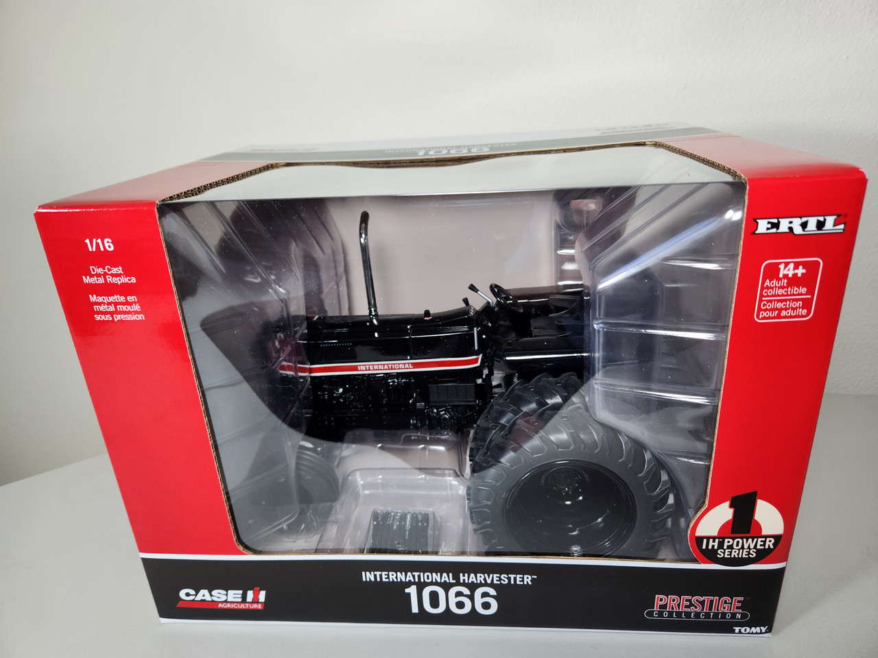 1:16 International Harvester 1066 with Duals, Open Station