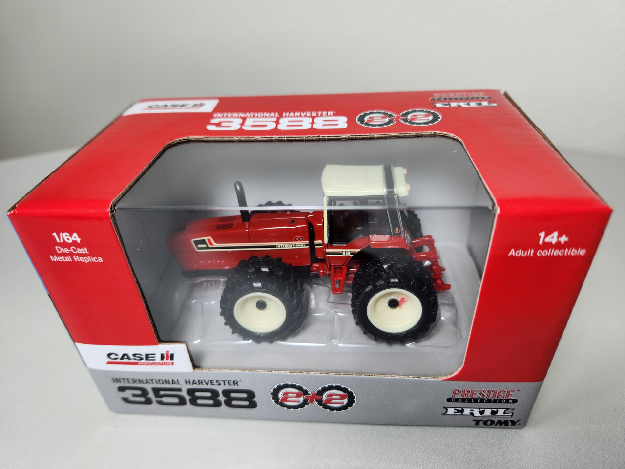 1:64 International Harvester 3588 2+2 with Duals Prestige