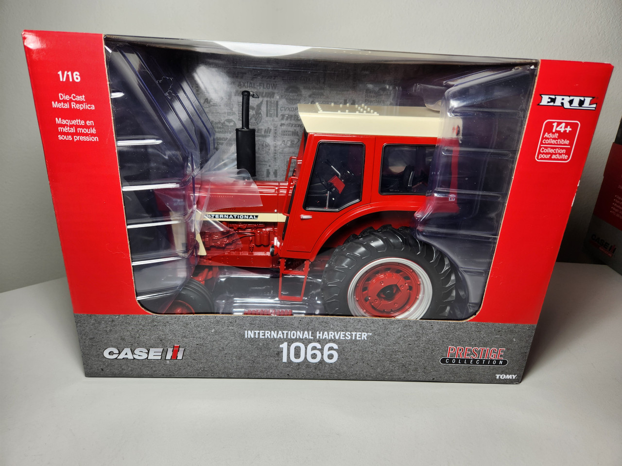 ヴィンテージトイです。米国ERTL製の赤い大型トラクターとトレーラーのセット 1:16 International Harvester 1066 Turbo Diesel with cab, Prestige