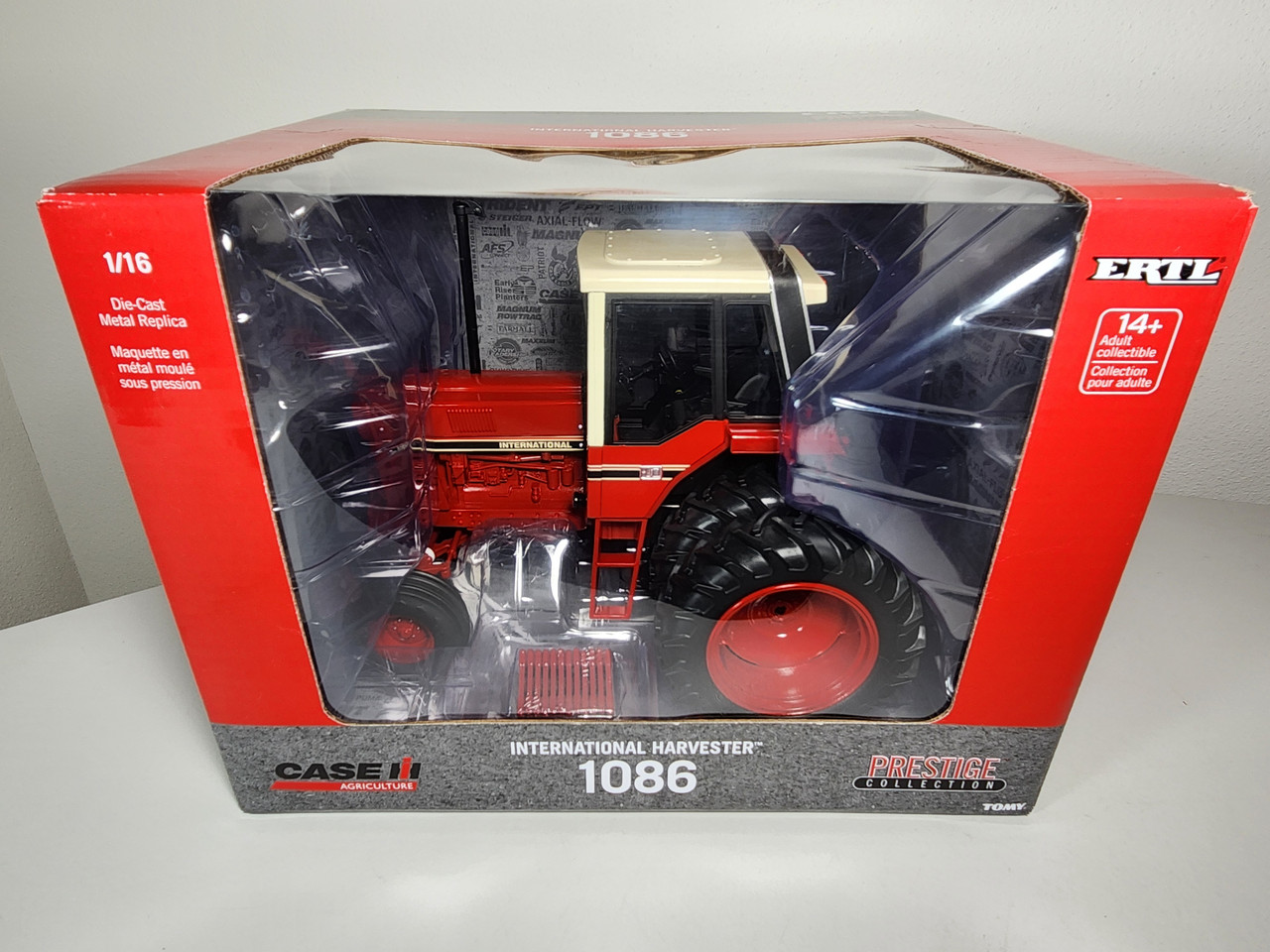 1:16 International Harvester 1086 Tri-Stripe with Duals and Cab