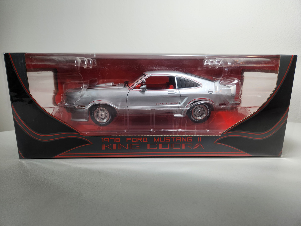 1:18 1978 Ford Mustang II King Cobra - Silver Metallic with Red