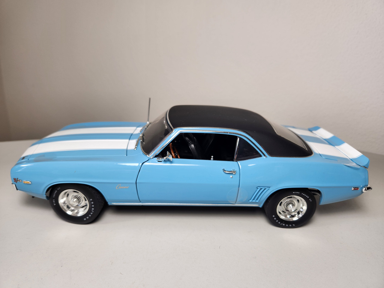1:18 1969 Chevrolet Camaro Z/28 Blue with White Stripes and Black