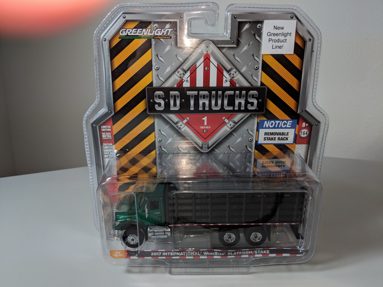 1:64 S.D. Trucks Series 1 - 2017 International WorkStar Platform