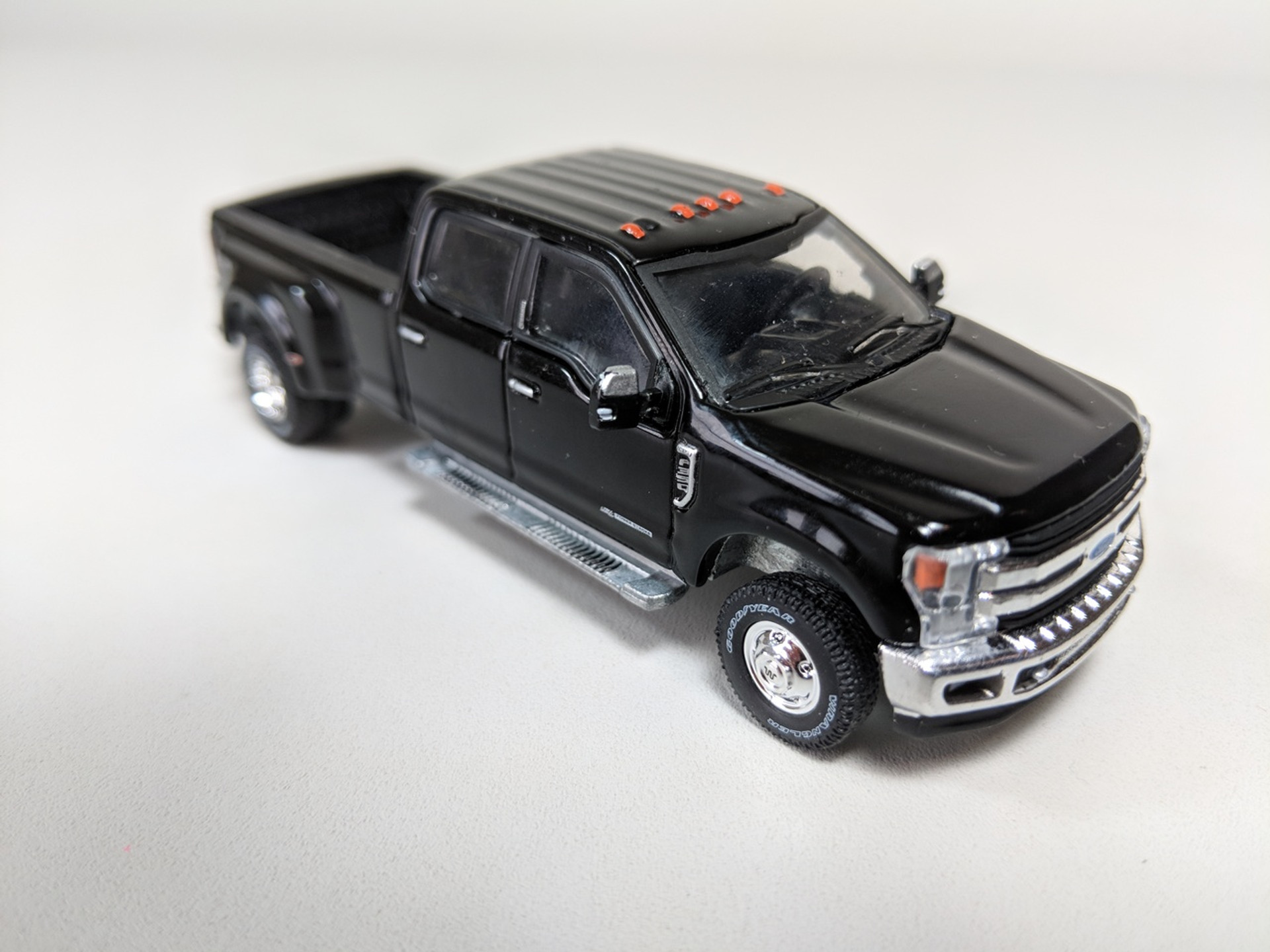 1:64 2018 Ford F-350 King Ranch Dually In Shadow Black - Town and