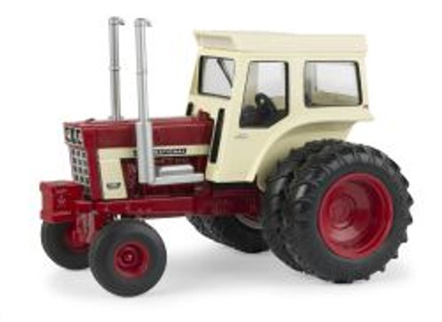 1:32 IH 1468 tractor with deluxe cab and Dual Rear Wheels