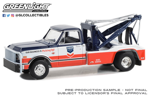 1:64 Dually Drivers Series 13 - 1968 Chevrolet C-30 Dually Wrecker - Standard Oil Road Service