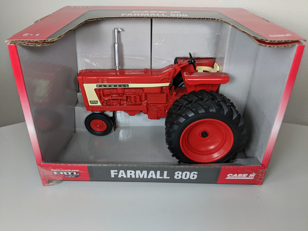 1:16 Farmall 806 Diesel tractor, Narrow Front, Dual Rear Wheels