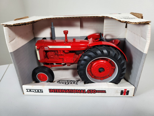 1:16 International 650 Diesel Tractor with Wide Front by Ertl