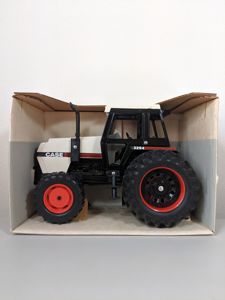 1:16 Case 3294, FWA, Black/White with Cab, Made in USA - Town and