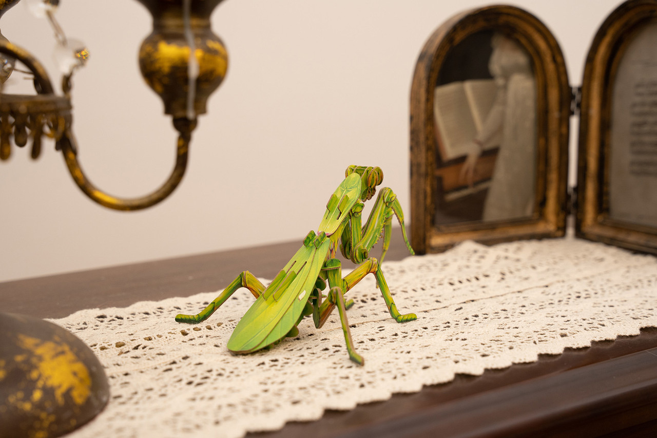 Giant Praying Mantis 3D Kraft Paper Puzzle Giant Praying Mantis 3D Kraft Paper Puzzle